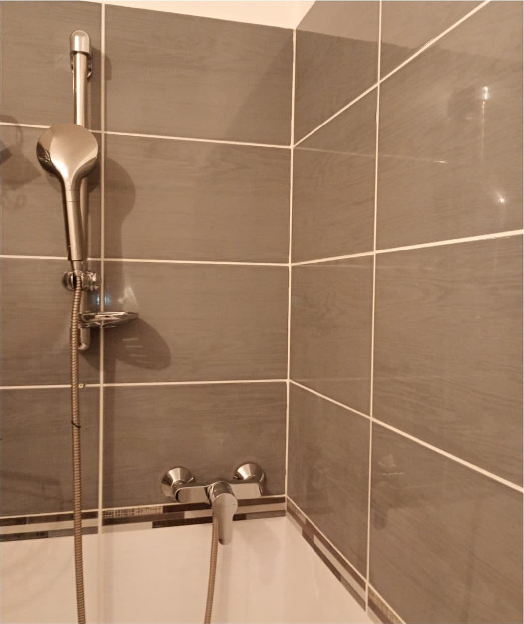 Cabine de douche détartrée après intervention
