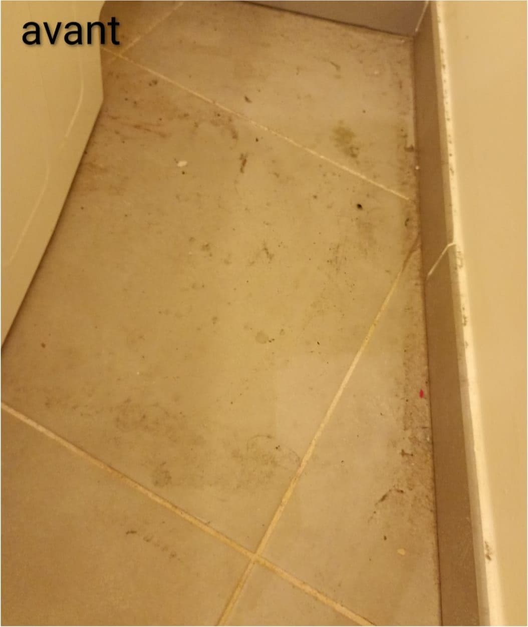 Carrelage encrassé et jauni avant remise en état